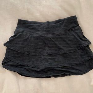 Athleta running Skirt, sz M dark grey pin stripe